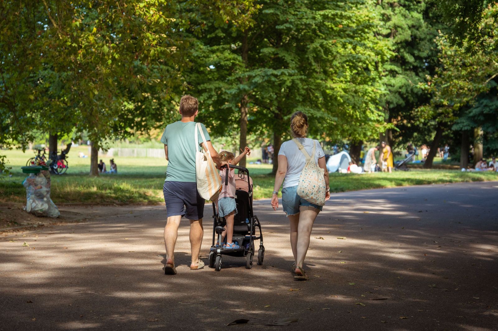 A family with a stroller on one of the zoo's long walking paths