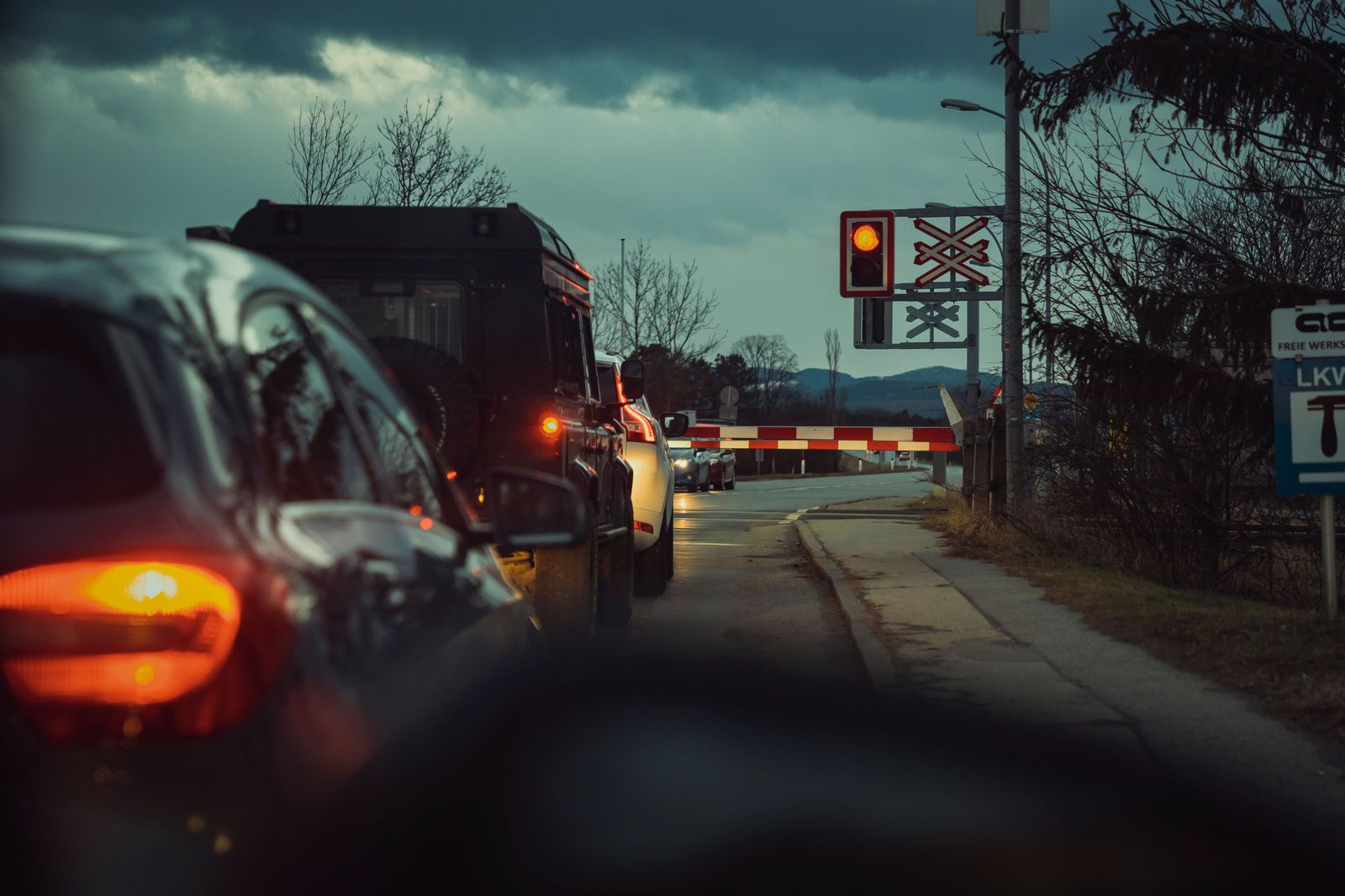 Cars queuing at a Niagara border booth, where a private car is processed as one small party