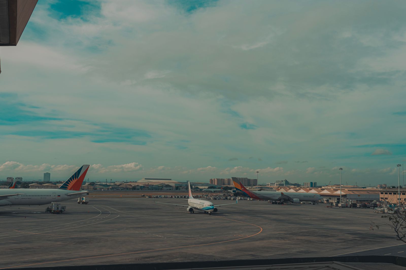 Departures curbs are for a quick unload; farewells are best said in the car