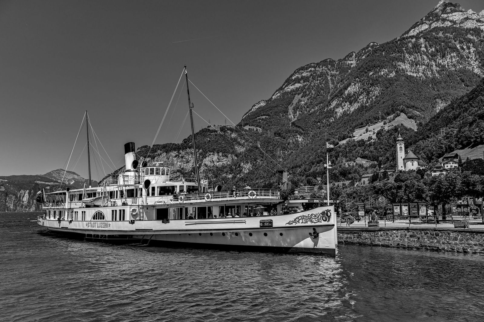 An early steamship at a harbour dock, the way Torontonians reached Niagara before the highways