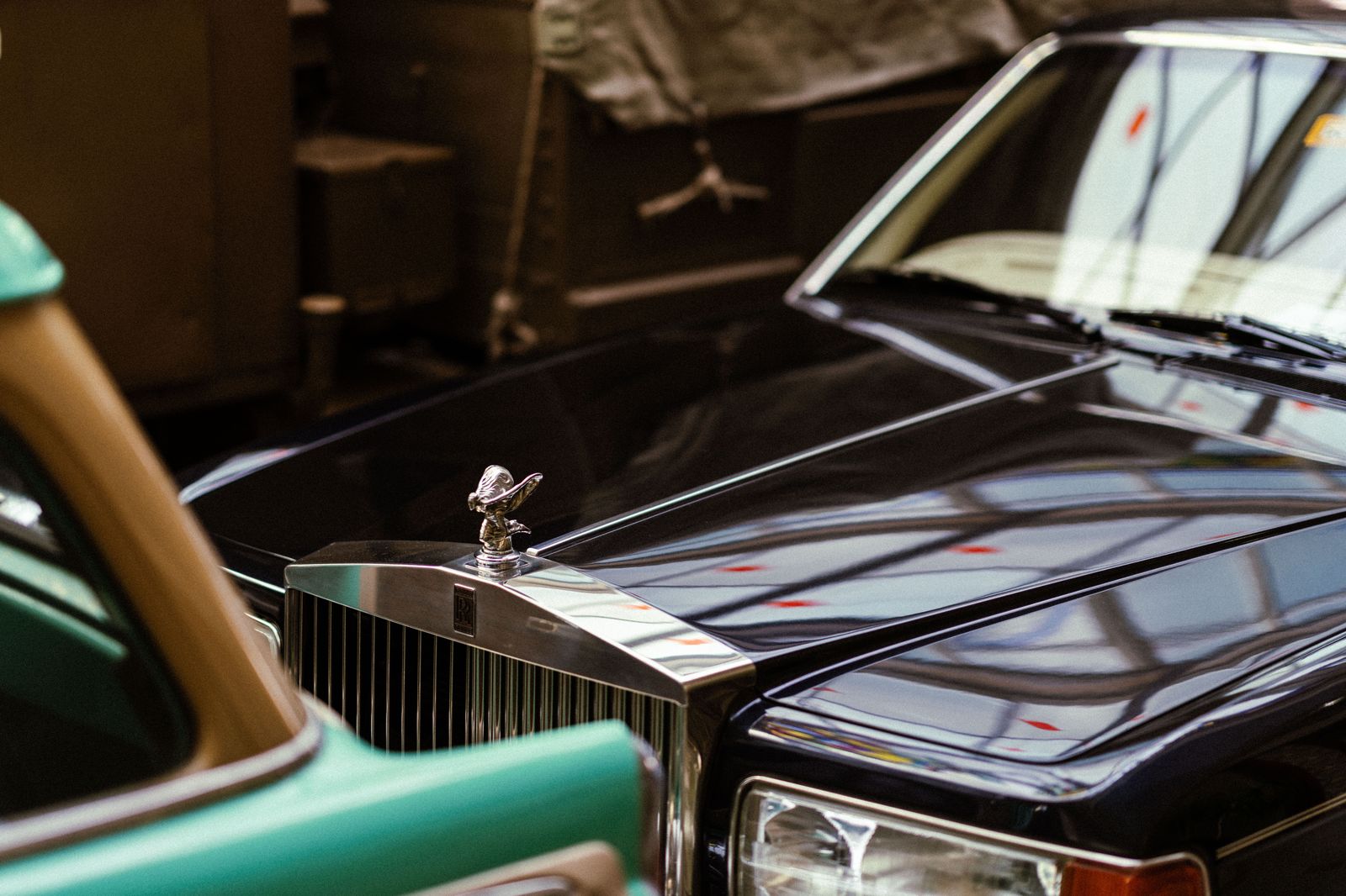 A classic Rolls-Royce decorated with white wedding ribbon